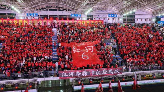 好博体育从滇超赛场到女足绿茵红河足球人的十年“不倒”(图1)